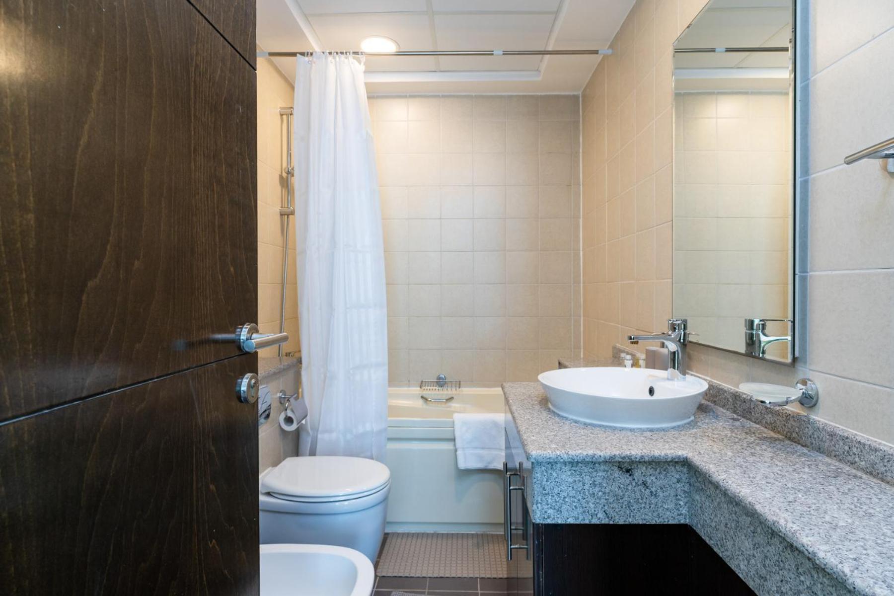 Classy Upgraded High Floor Prime Location Apartment