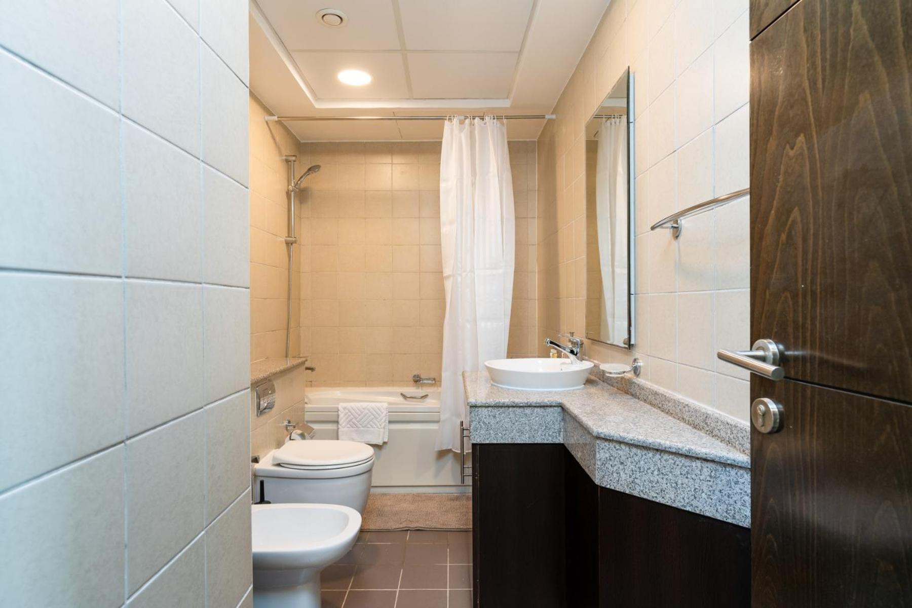 Classy Upgraded High Floor Prime Location Apartment