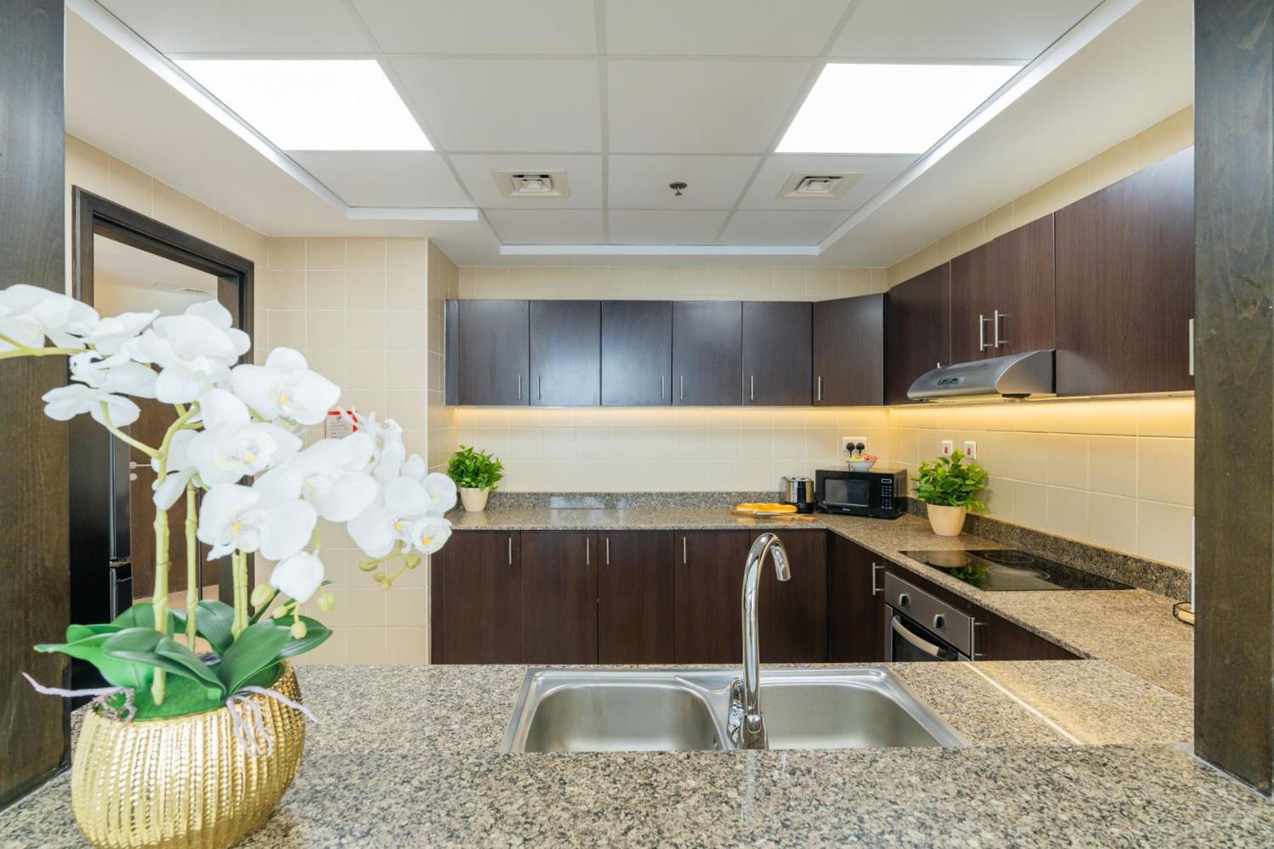 Classy Upgraded High Floor Prime Location Apartment