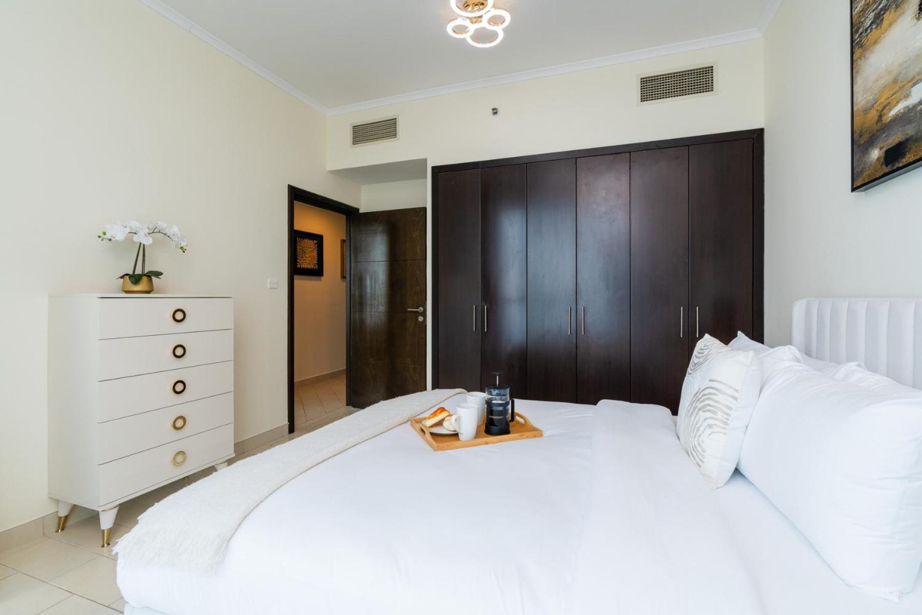Classy Upgraded High Floor Prime Location Apartment
