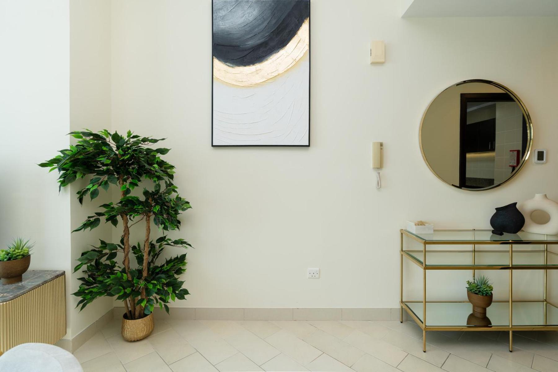 Apartment Classy Upgraded High Floor Prime Location *