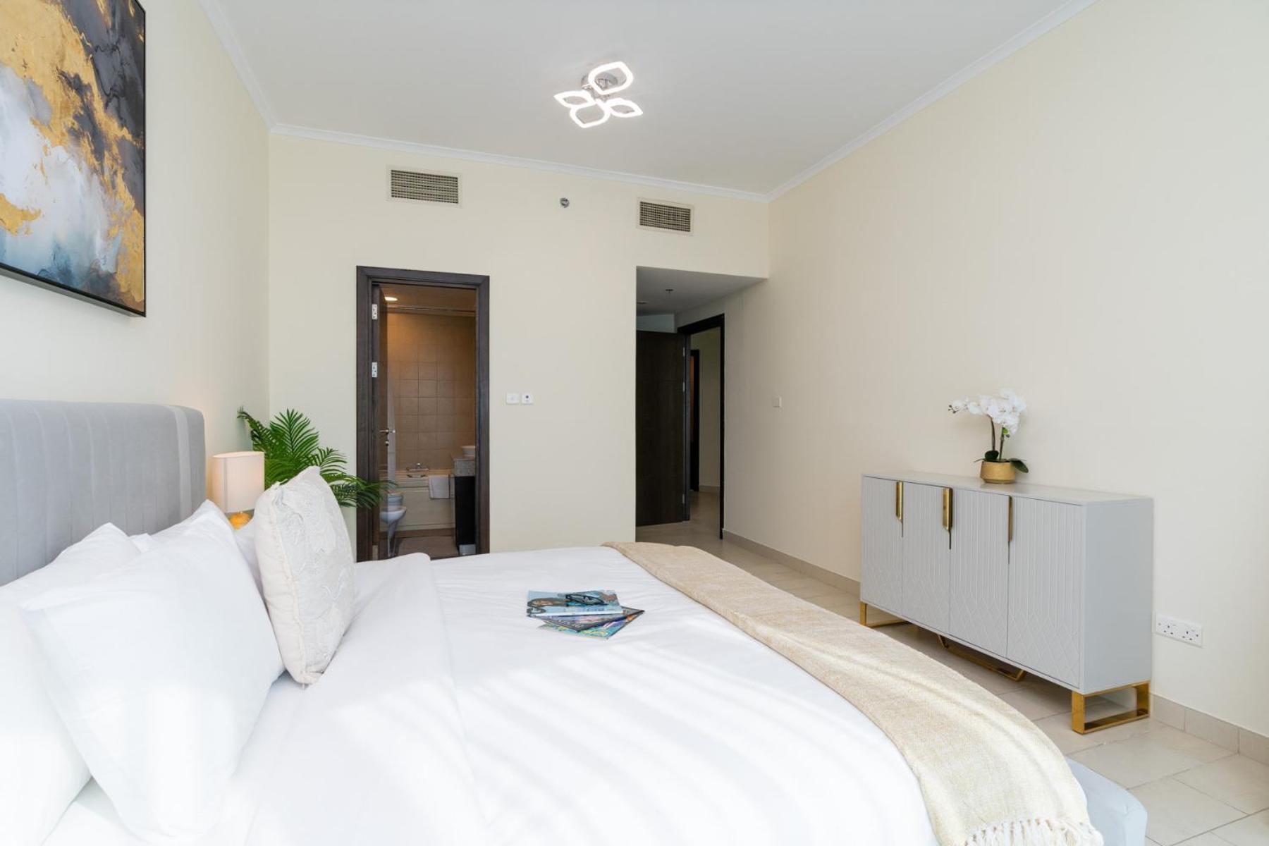 Classy Upgraded High Floor Prime Location * Dubai